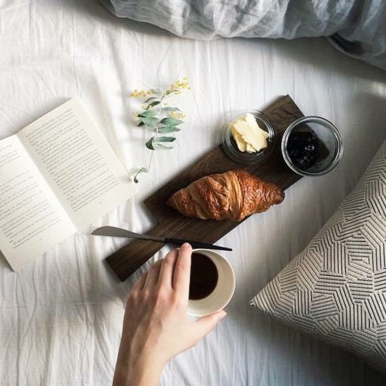 Кружка кофе в кровати