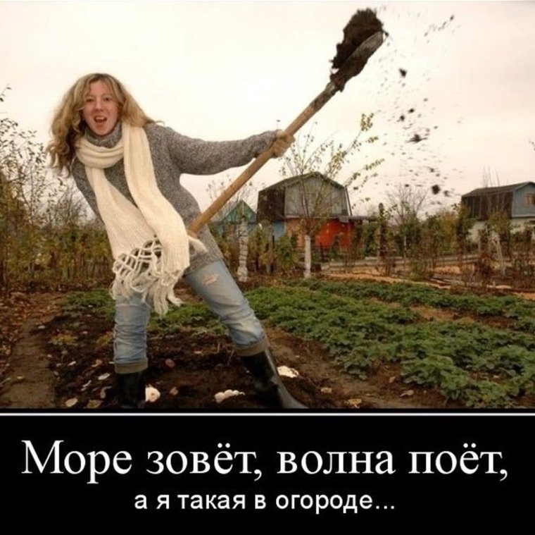 Женщина копает огород