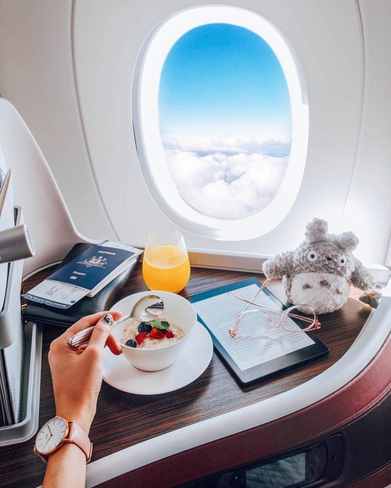 Девушка в самолете