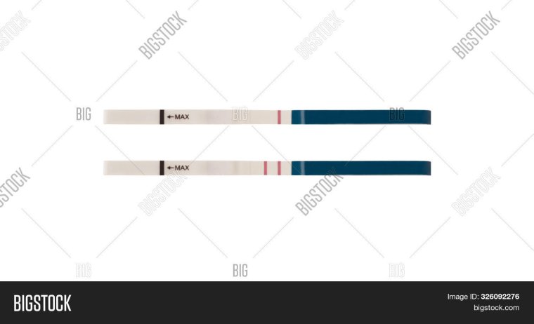 Тест на беременность с двумя полосками на белом фоне