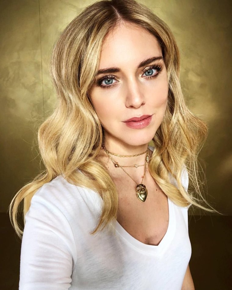 Кьяра Ферраньи в колготках