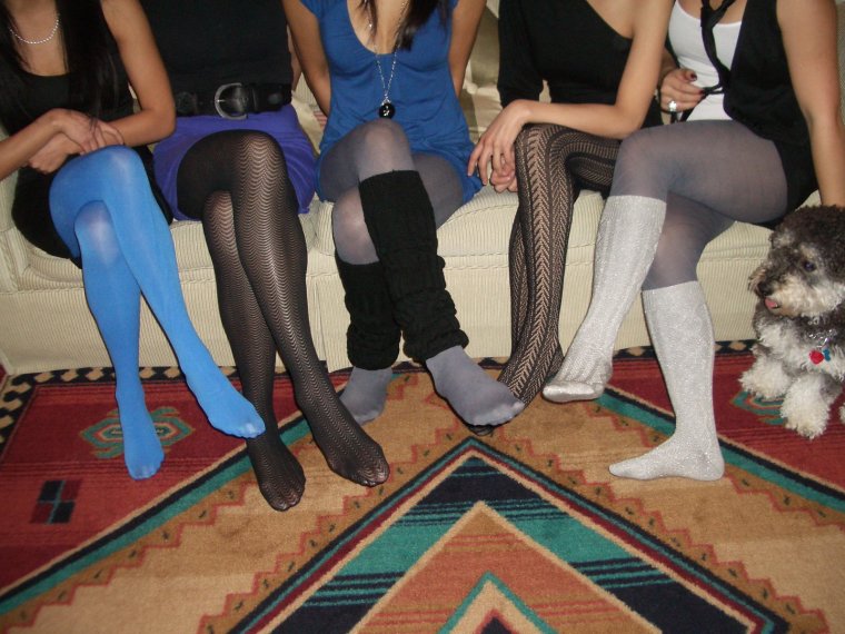 Переодевает колготки