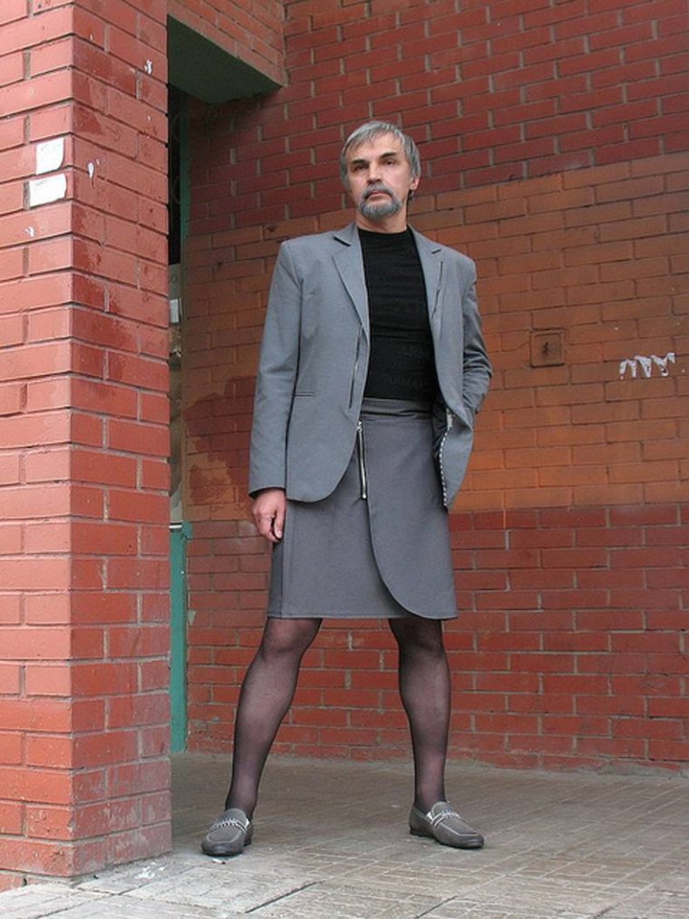 Мужчина в женской юбке