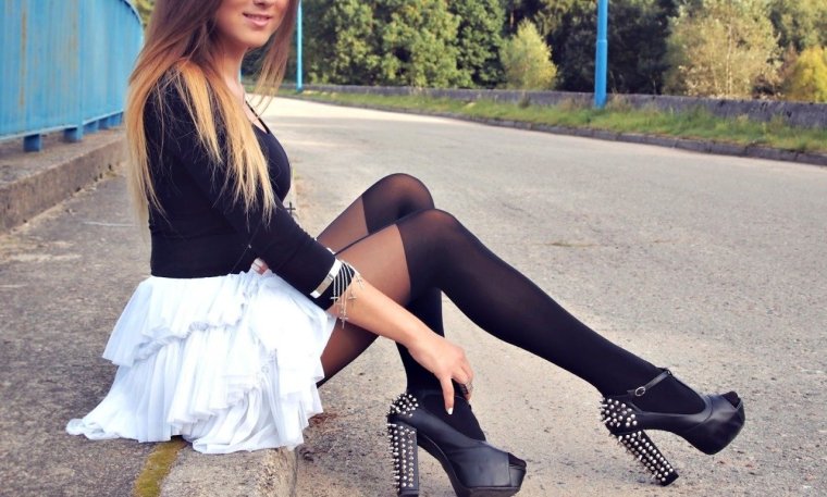 Девушки в юбках и туфлях