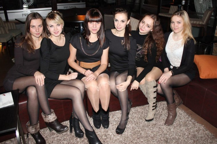 Несколько девушек в колготках