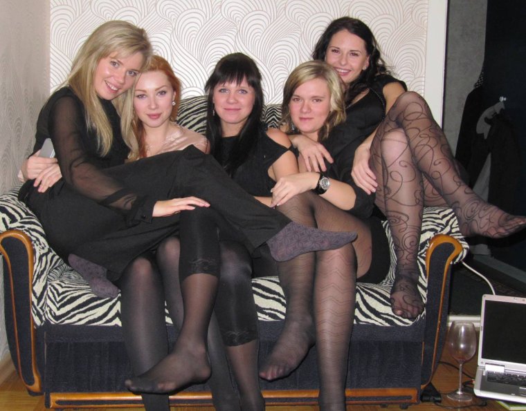 Женский коллектив в колготках