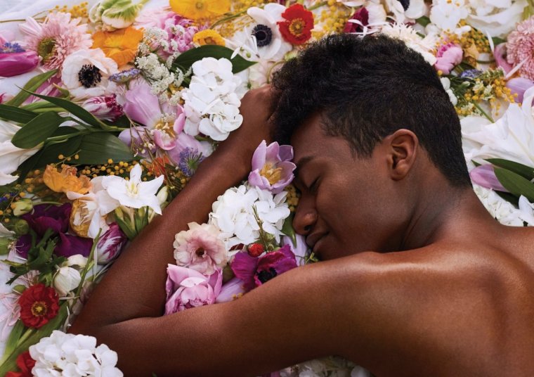 Красивый парень с цветами