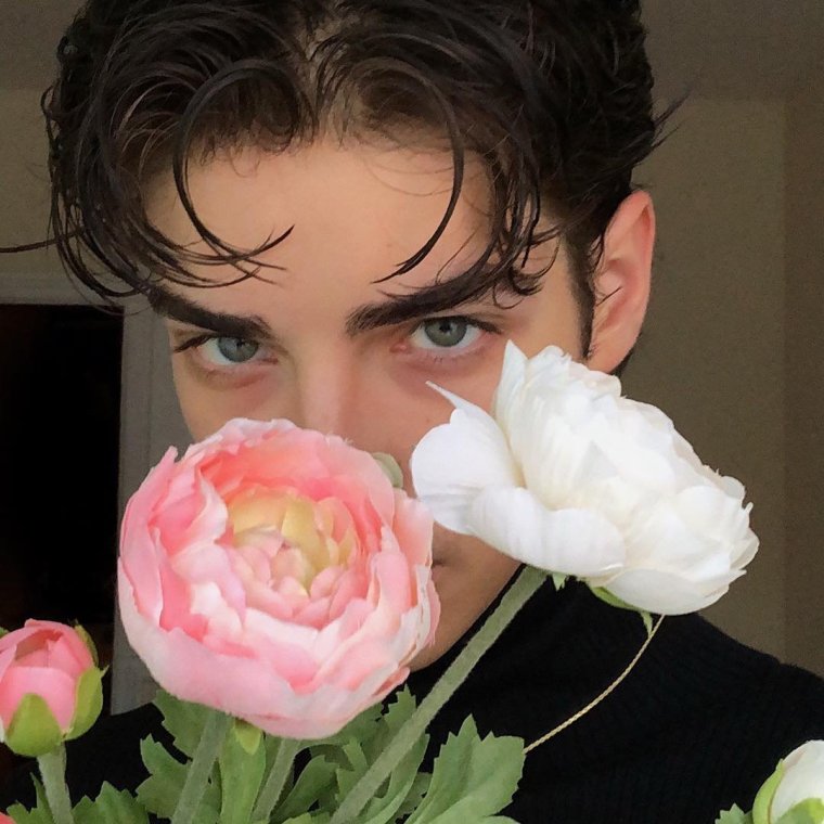 Юноша с цветами