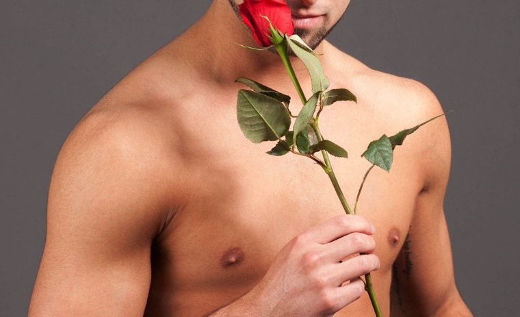 Мужчина с розой
