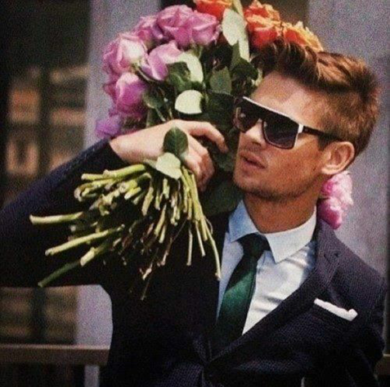 Брэд Питт с цветами