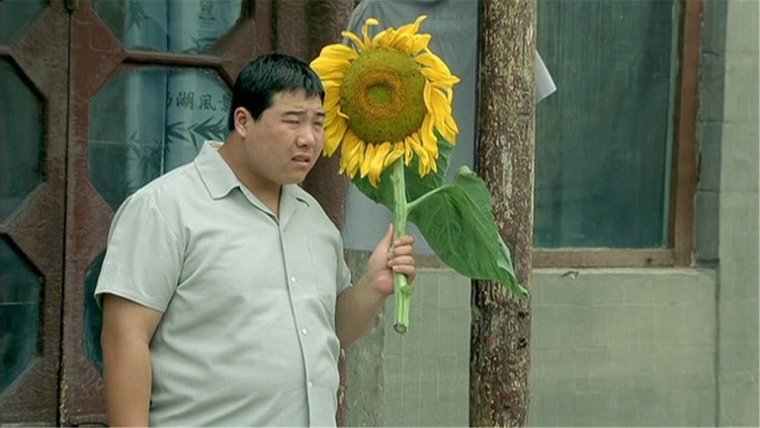 Смешной мужчина с цветами