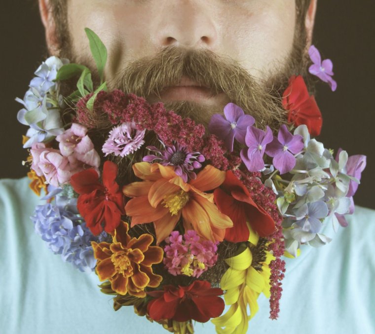 Собака с букетом цветов