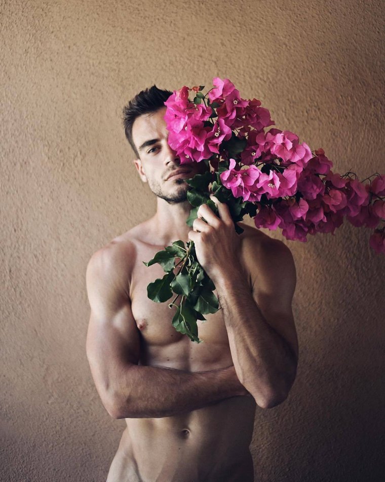 Парень в подсолнухах