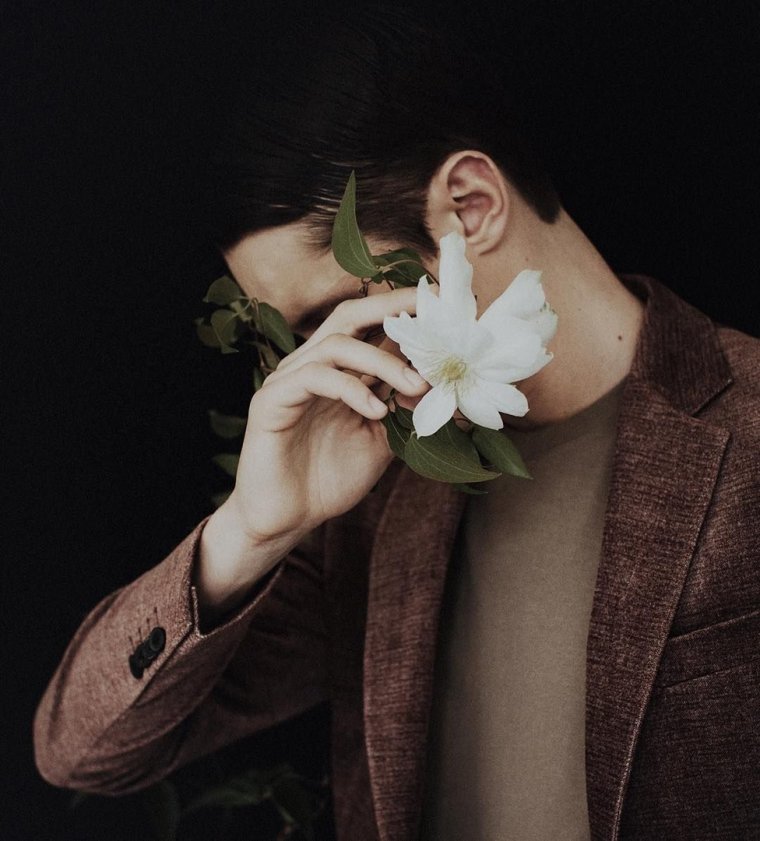 Мужчина с букетом ромашек