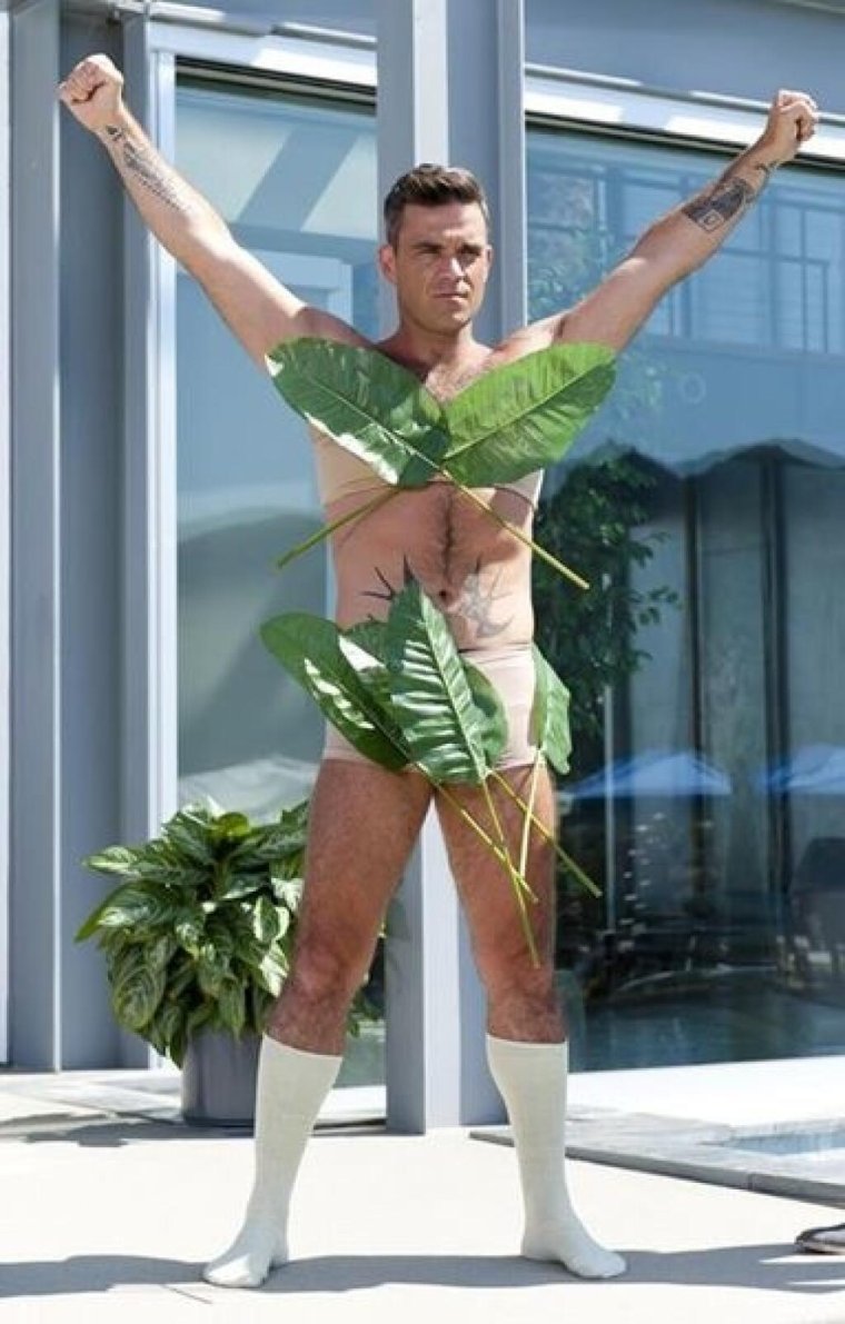 Голый мужчина с цветами