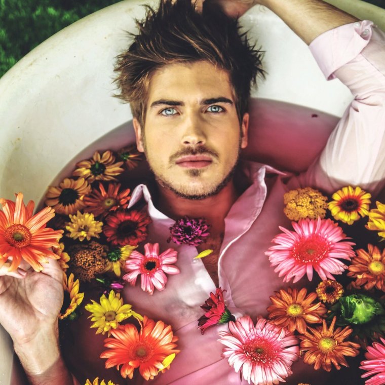 Парень с цветком