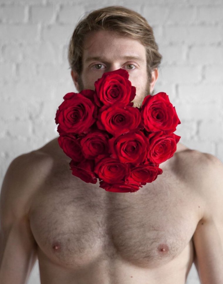 Голый мужчина с цветком