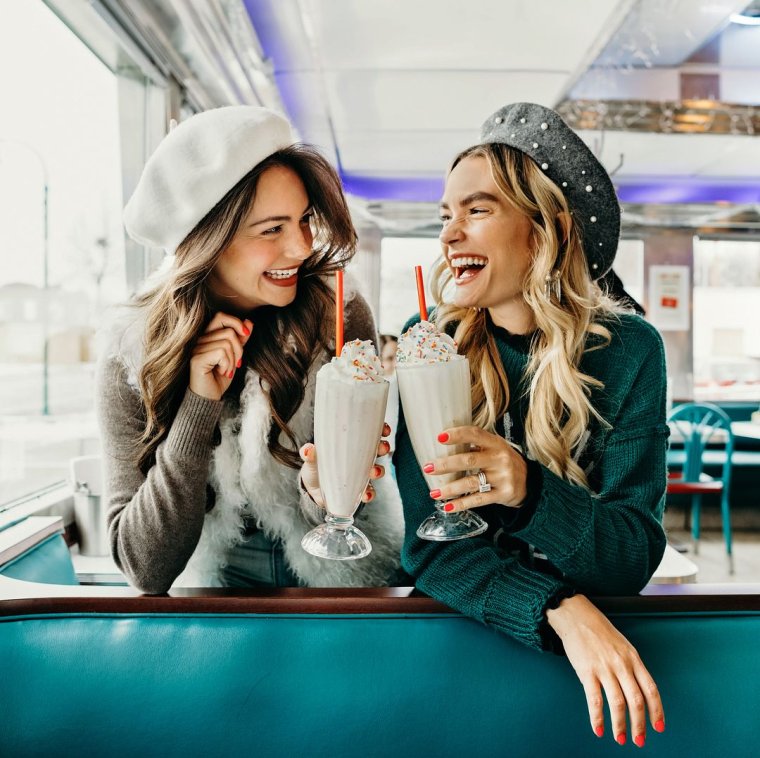 Три девочки мультяшные и красивые