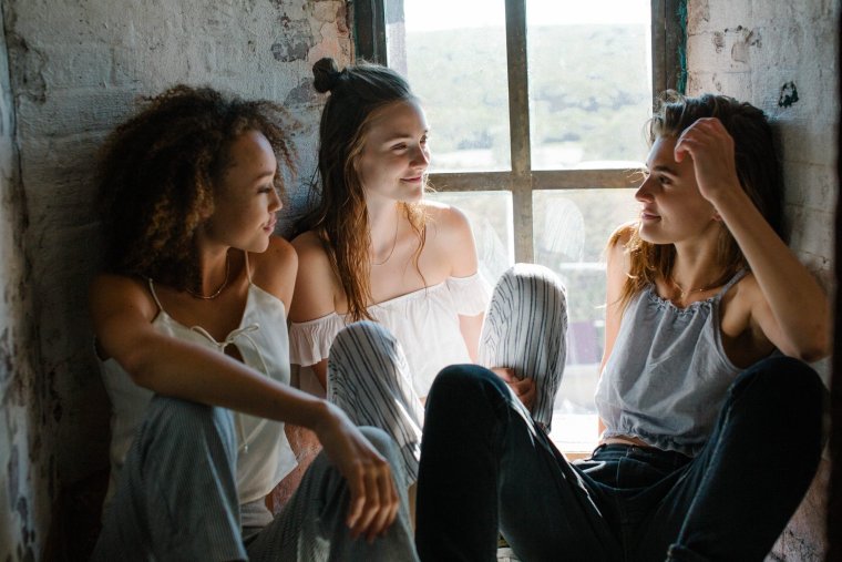 Красивая девушка с друзьями