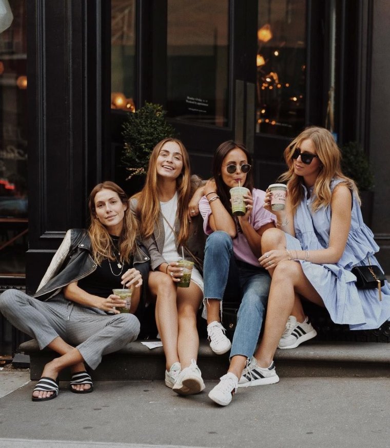 Рисунки для срисовки три подруги