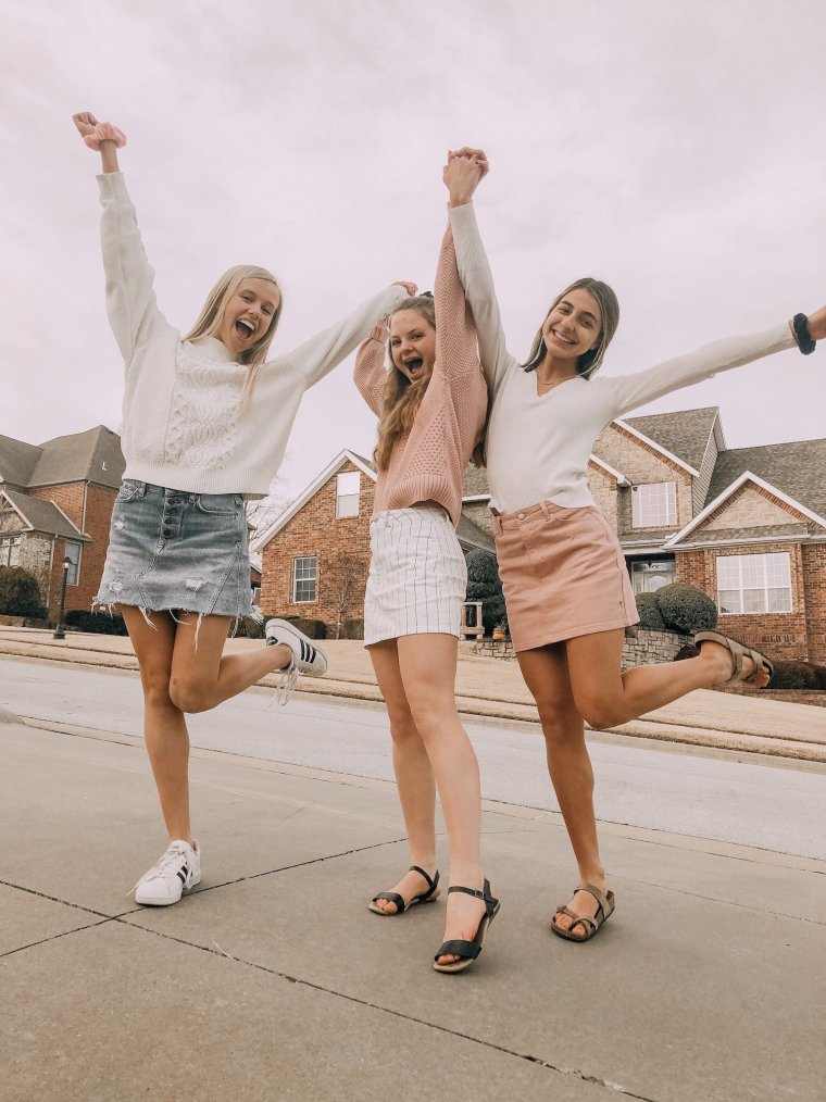 Прикольные позы для подруг