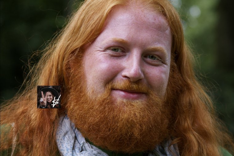 Рыжая девушка смешная