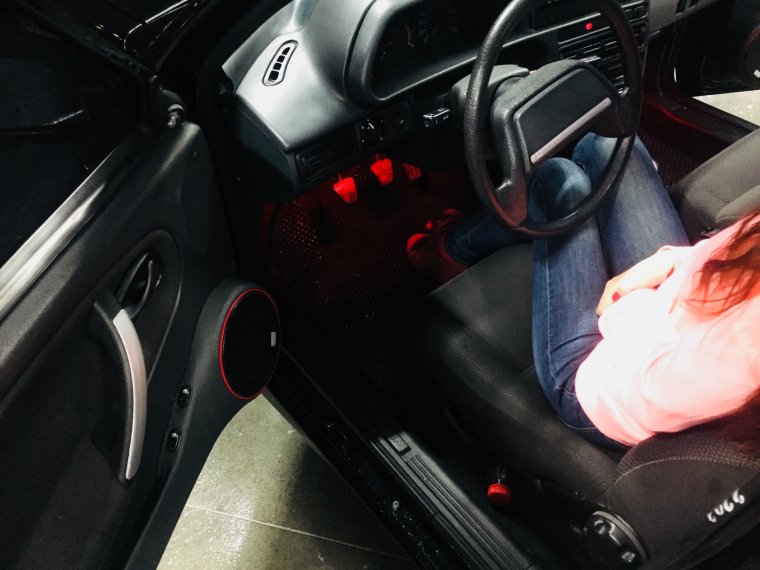 Парень с девушкой в салоне авто
