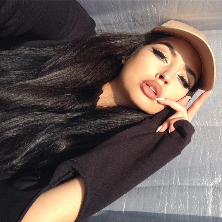 Кавказская девушка в кабинете