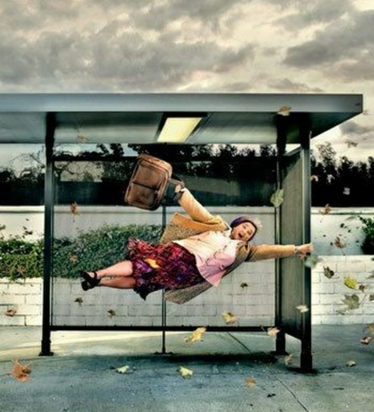 Человека сдувает ветром