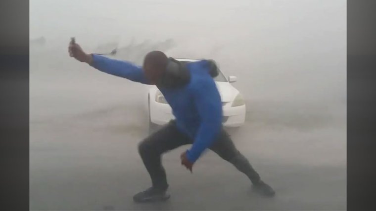 Человека сдувает ветром