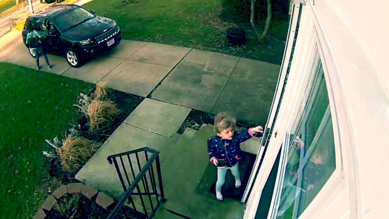 Девочку уносит ветром