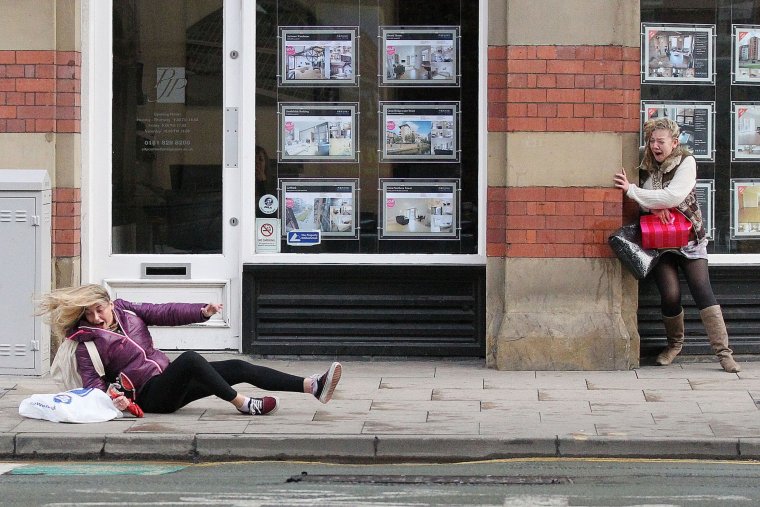 Девушку сдувает ветром