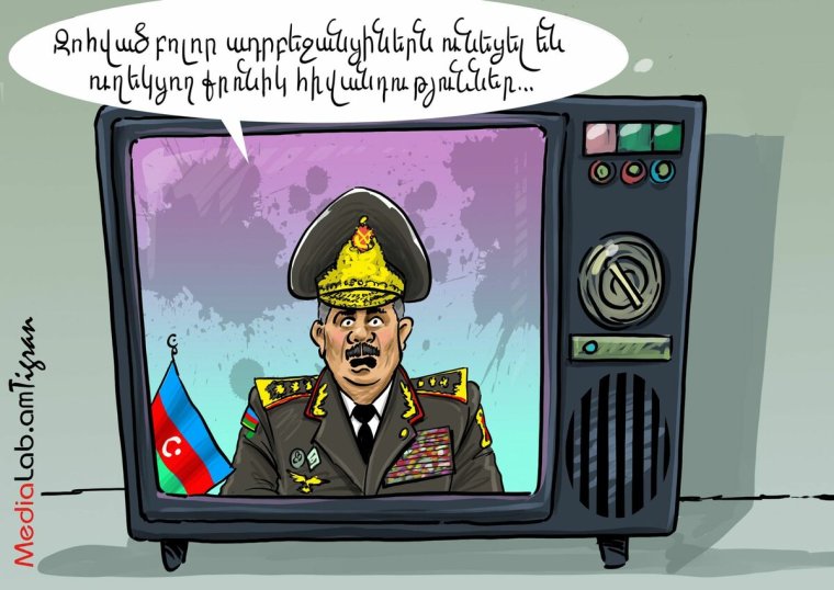 Роналду держит листок