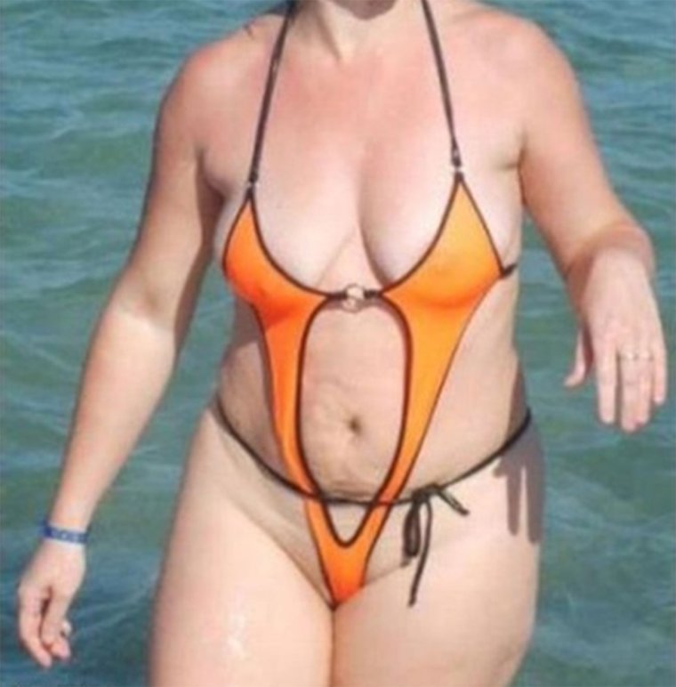 Пожилые женщины в мини бикини