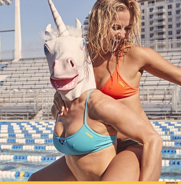 Приколы с девушками в купальниках