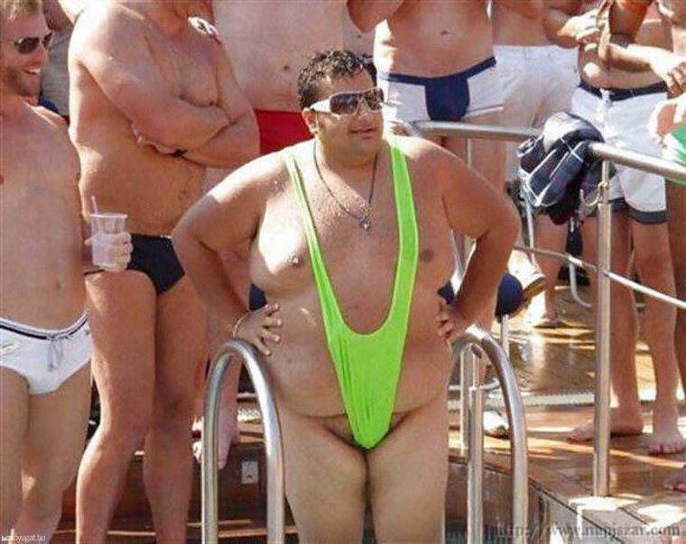 Толстый мужчина в стрингах