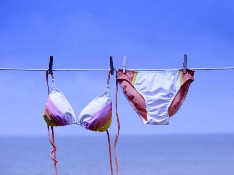 Женские трусы на веревке