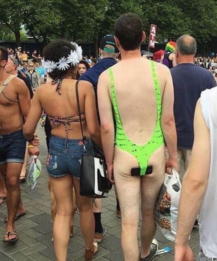 Мужик в купальнике прикол