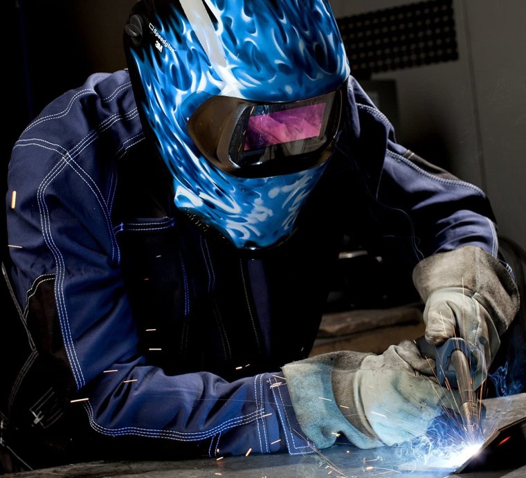Человек в сварочной маске