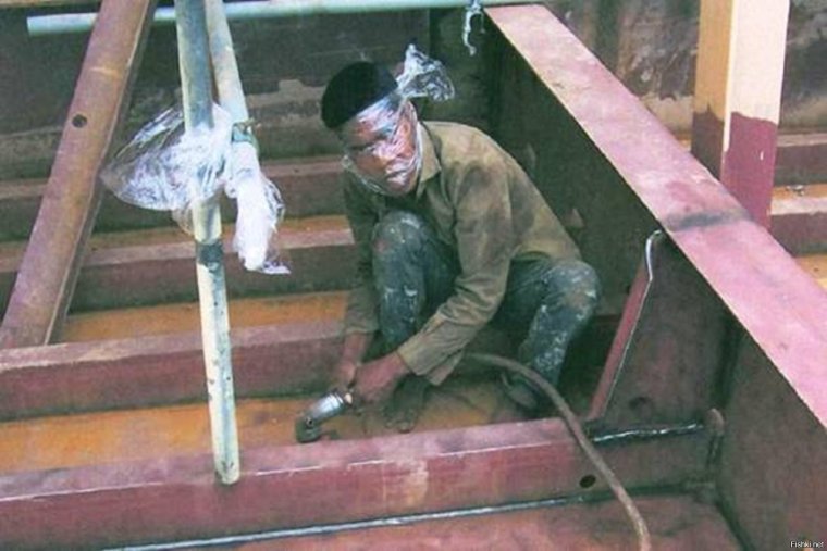 Девушка сварщик