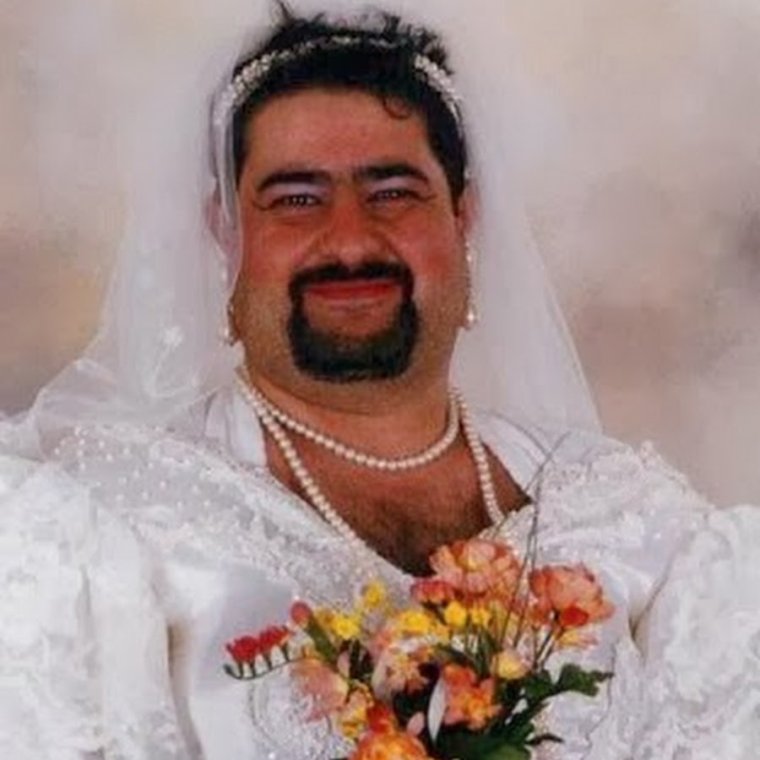 Парень в платье невесты