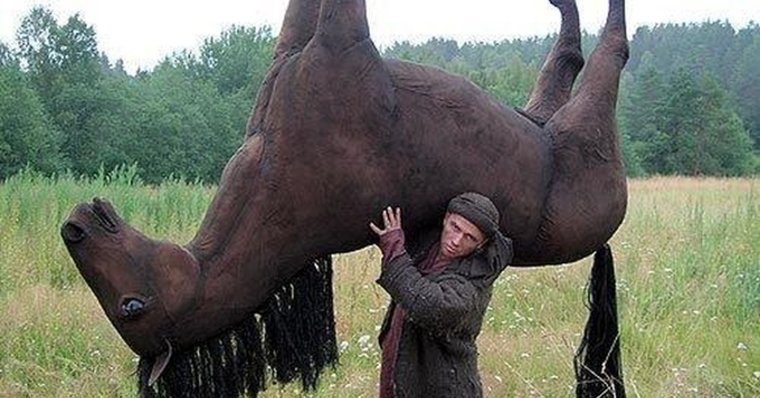 Цыганки босиком на улице