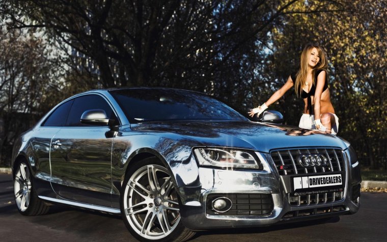 Девушка в чулках в машине