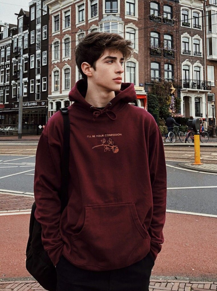Manu Rios в толстовке