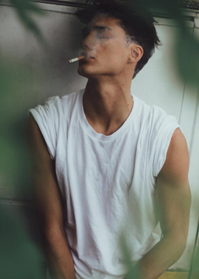 Colton Haynes с сигаретой