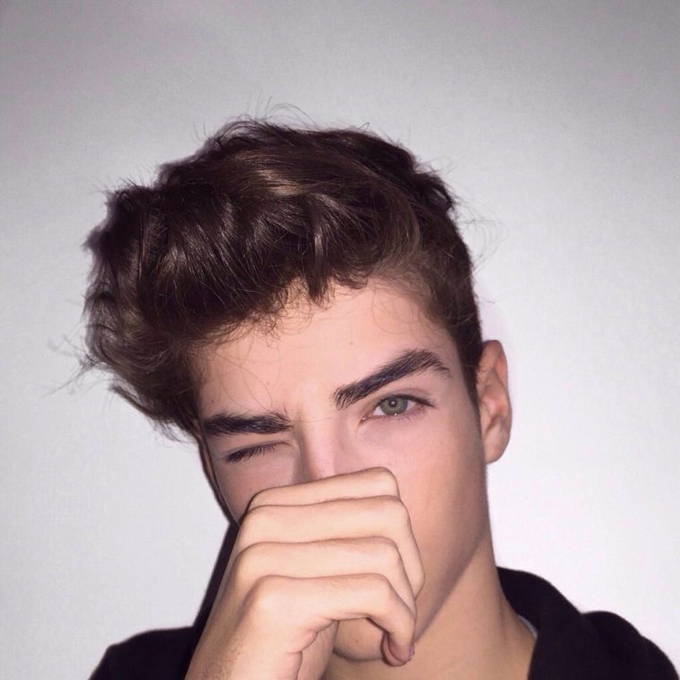 Manu Rios селфи
