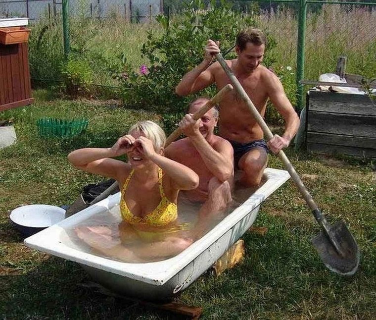 Смешные женщины на даче