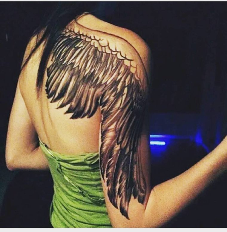 Тату Крылья на лопатках у девушек