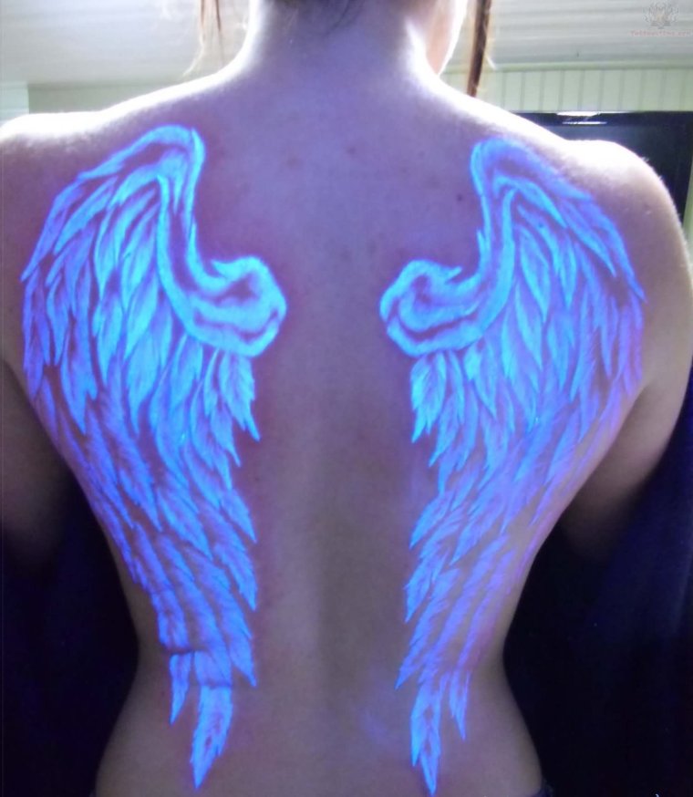 Светящиеся тату на спине