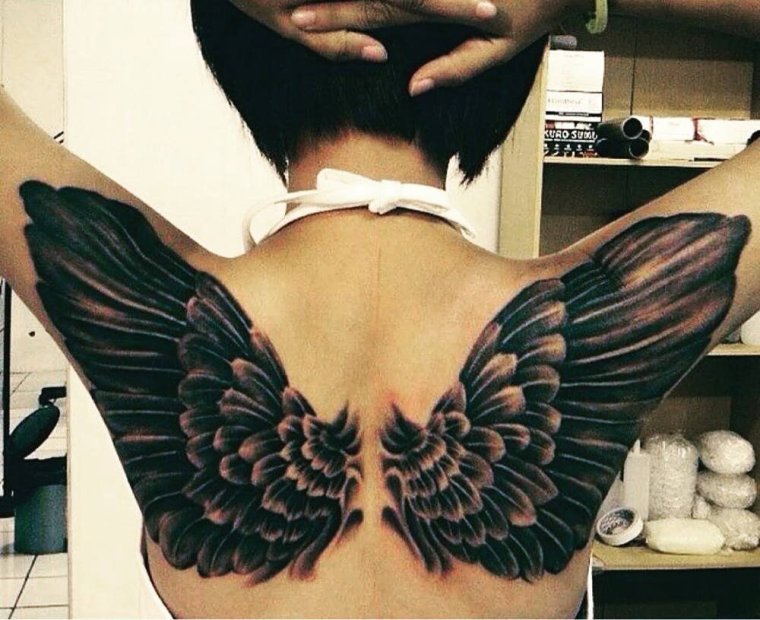 Тату на спине Крылья женские
